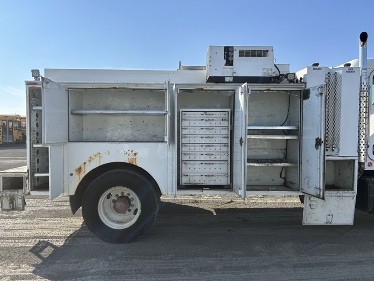 2005-peterbilt-335-image-30