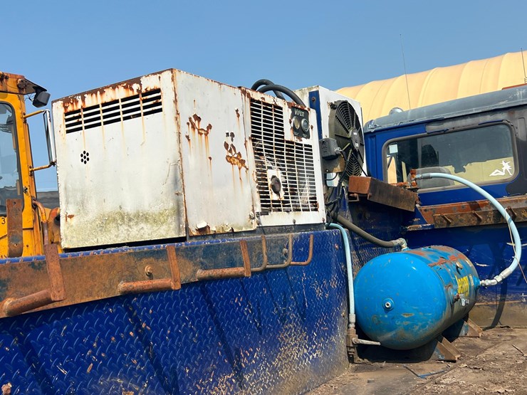2002-freightliner-fl80-image-13