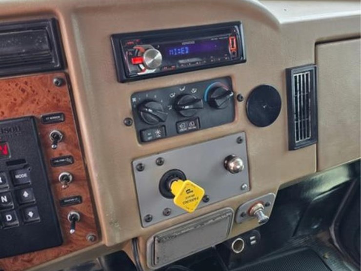 2006-peterbilt-335-image-24