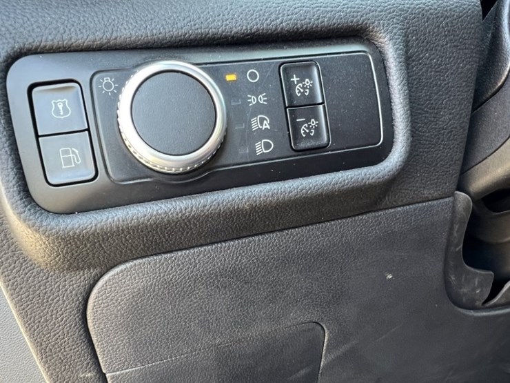 2023-ford-explorer-image-30