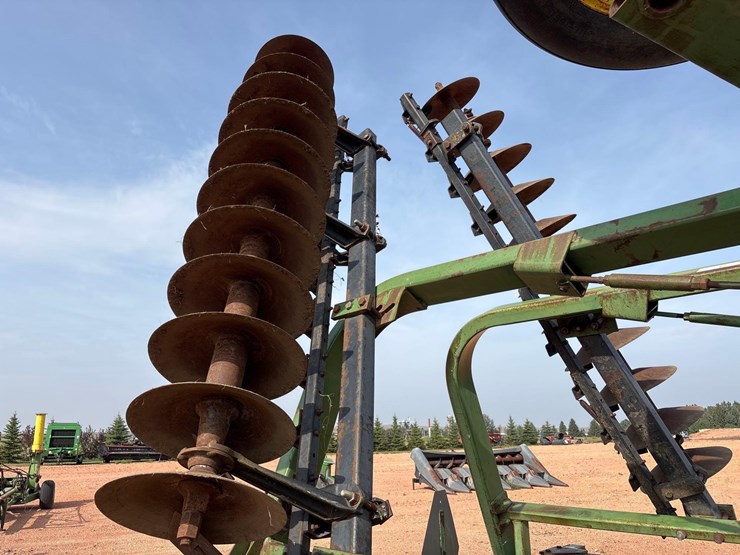 john-deere-235-image-14