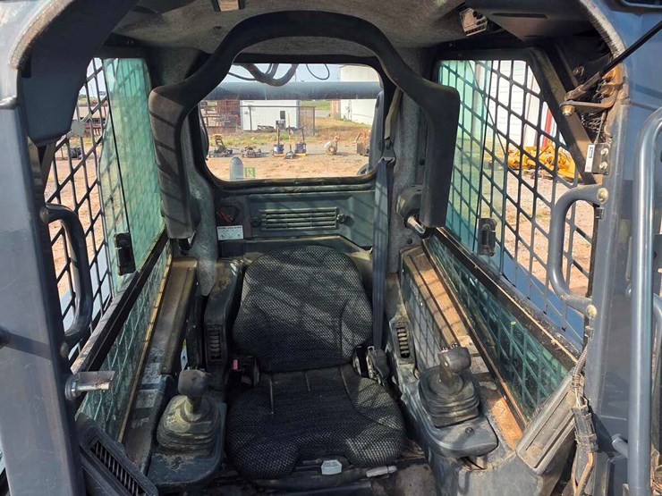 2011-deere-323d-image-5