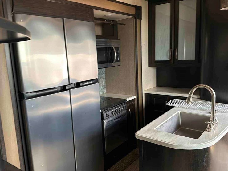 2017-grand-design-recreational-momentum-image-9
