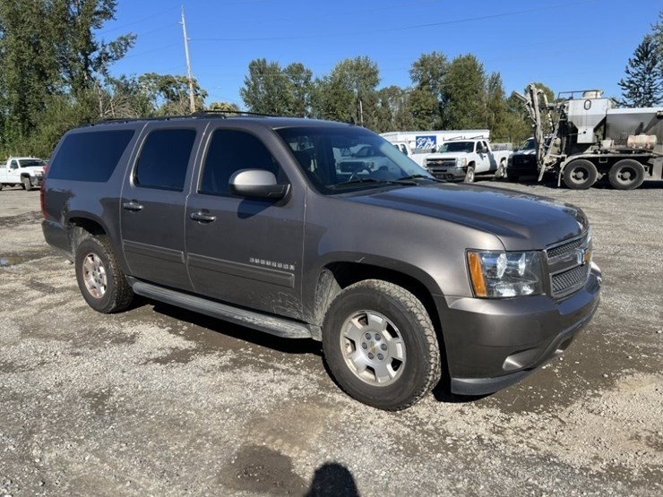 2014-chevrolet-suburban-image-2