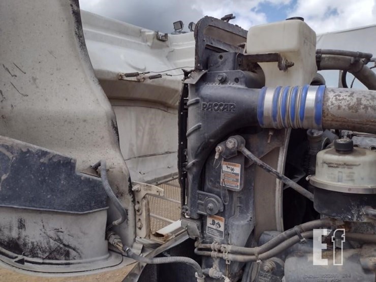 2016-peterbilt-348-image-47