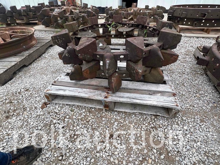 steel-wheels-w/-lugs---38"-image-3