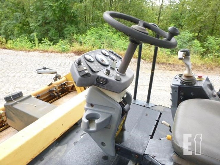 2014-caterpillar-cb64-image-9