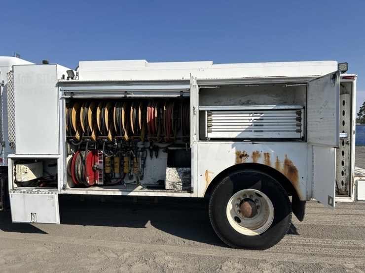 2005-peterbilt-335-image-22