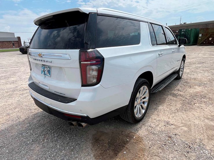 2021-chevrolet-suburban-image-3