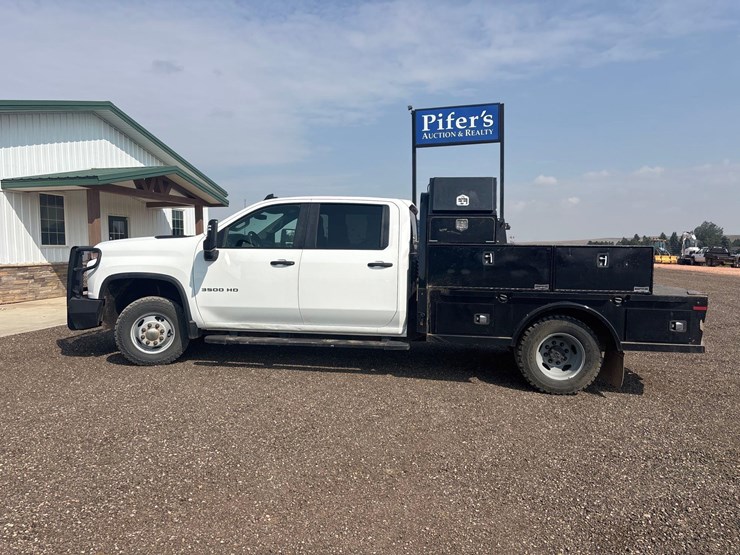 2021-chevrolet-silverado-3500hd-image-10