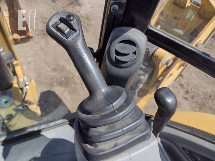 2015-caterpillar-420f-image-15