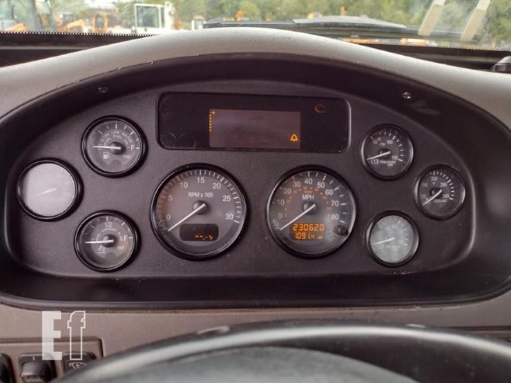 2016-peterbilt-348-image-12