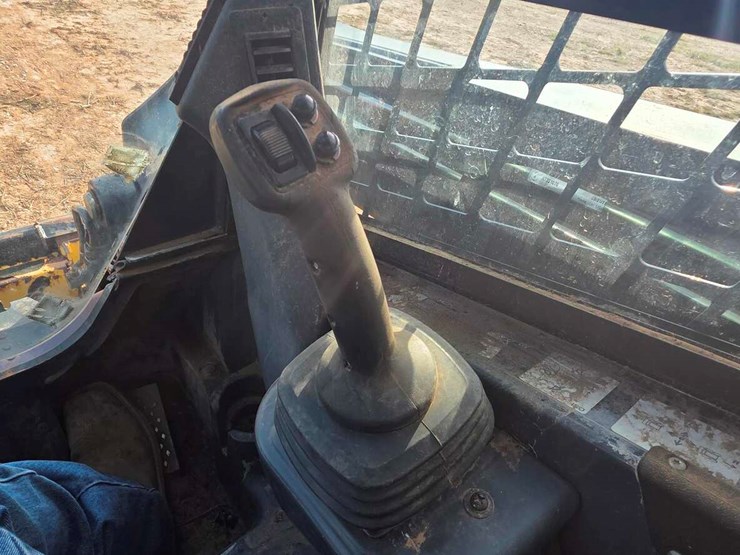 2011-deere-323d-image-7