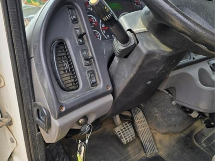 freightliner-114sd-image-52