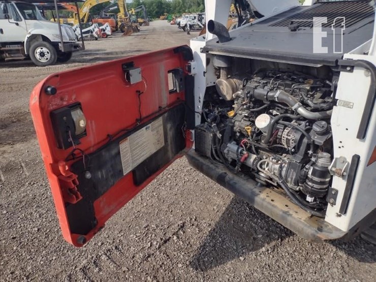 2019-bobcat-t740-image-37
