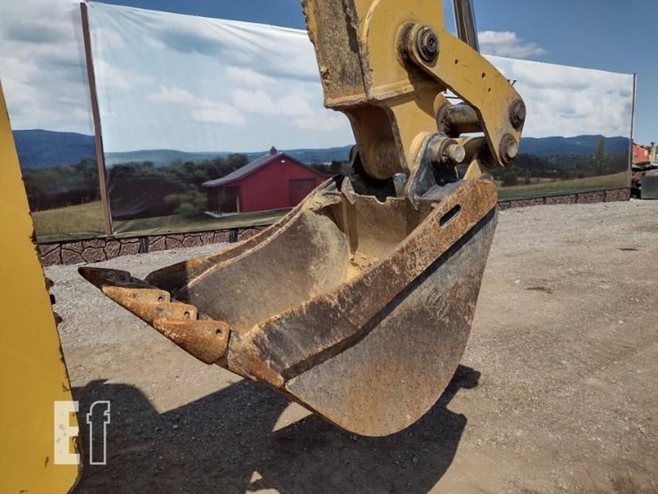 2015-caterpillar-420f-image-33