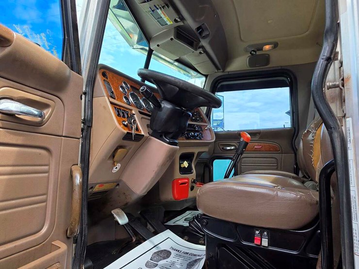 2008-peterbilt-367-image-23