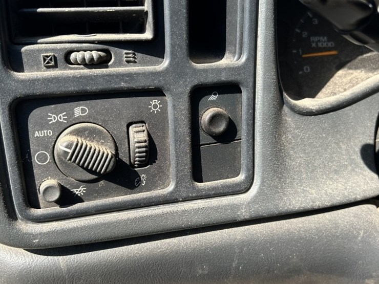 2005-gmc-3500-image-29
