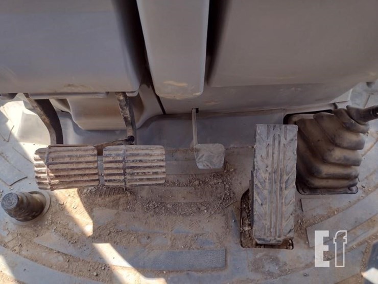 2015-caterpillar-420f-image-7