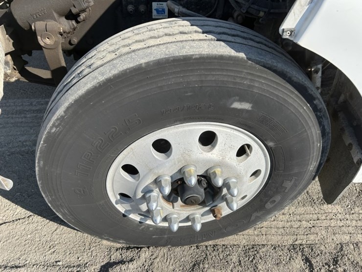 2005-peterbilt-335-image-41