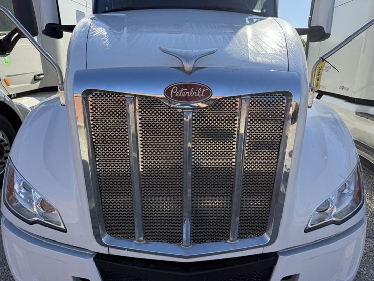 2022-peterbilt-579-image-10
