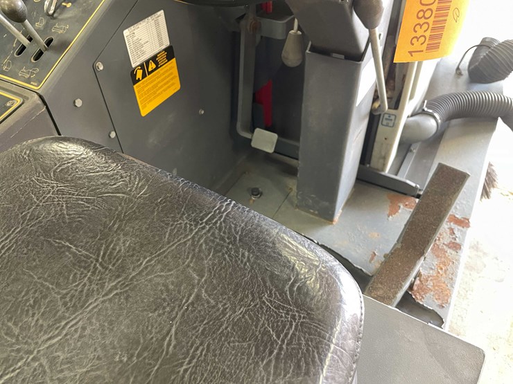 #13380-•-advanced-6250-floor-sweeper-image-31