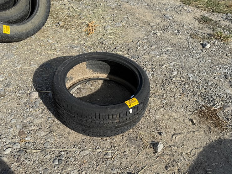 #2807-•-(1)-235/40r19-tire-inv#:-2807-image-1