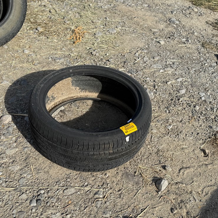 #2807 • (1) 235/40R19 Tire Inv#: 2807
