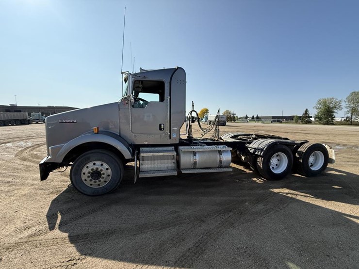 2013-kenworth-t800-image-2
