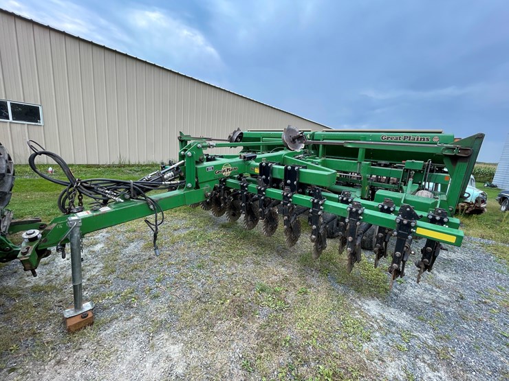 #7102-•-great-plains-grain-drill-no-till-drill-image-1