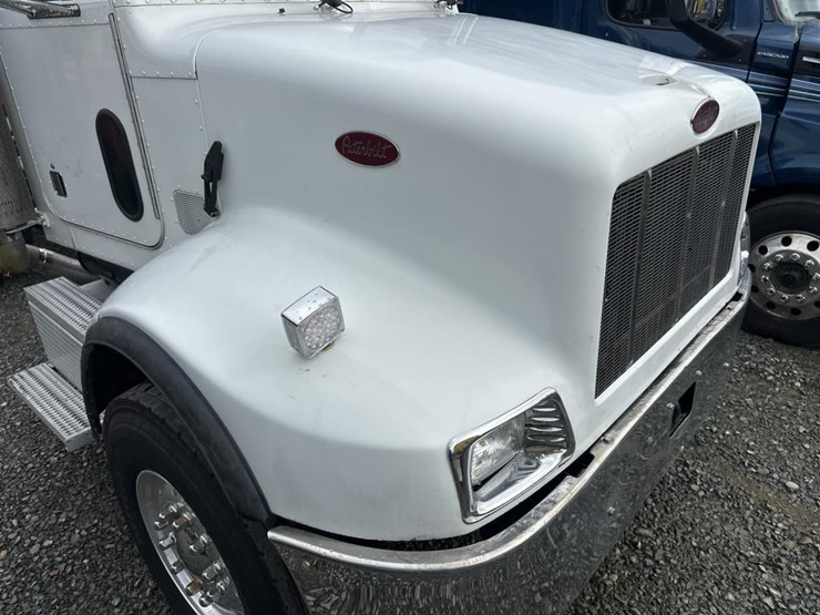 2004-peterbilt-330-image-10