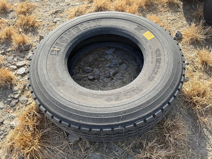 #9733-•-12r22.5-tire-inv#:-9733-image-3
