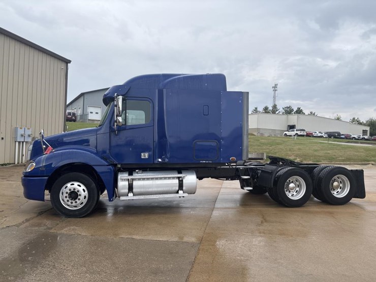 #1319-•-2005-freightliner-columbia-sleeper-cab-truck-tract-image-2