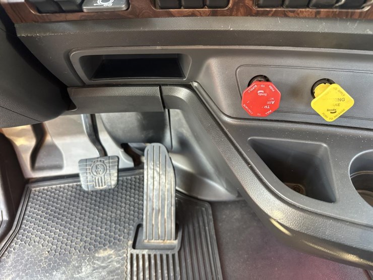 2023-kenworth-w990-image-32