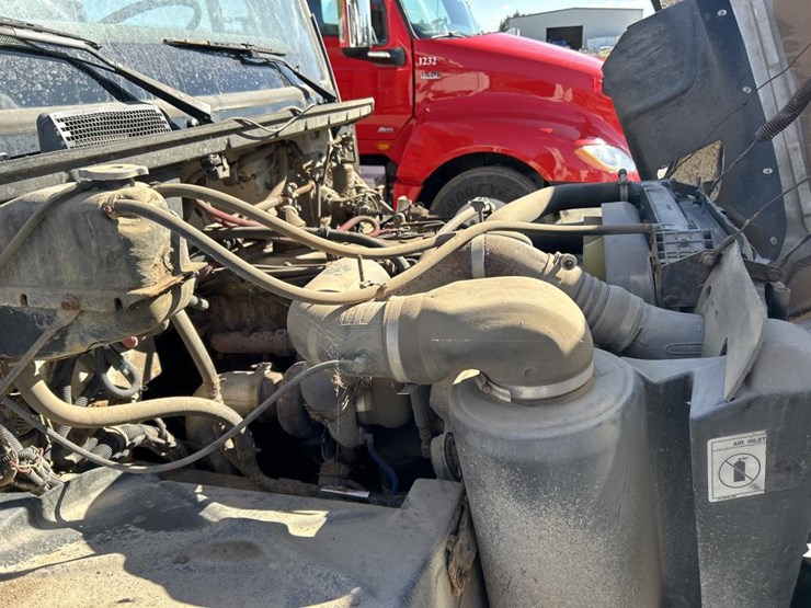 2004-freightliner-fl80-image-55