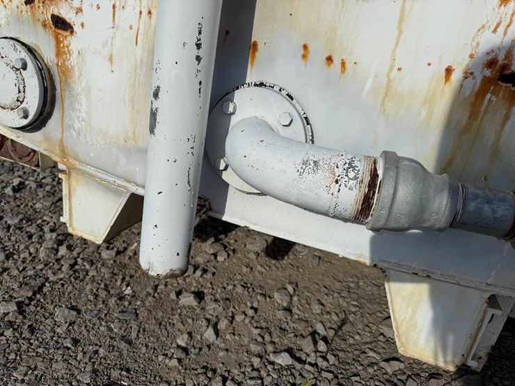 #5024-•-agm-agmc9l-~2000gal-water-tank-truck-bed-inv#:-5024-image-17
