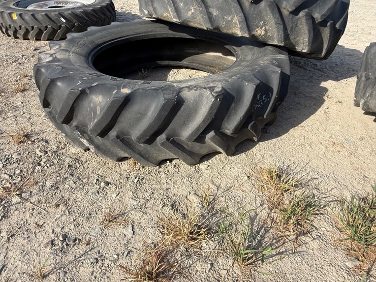 #9665-•-lot-of-(2)-520/85r46-tractor-tires-inv#:-9665-image-5