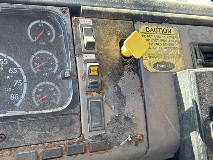 2004-freightliner-fl80-image-68