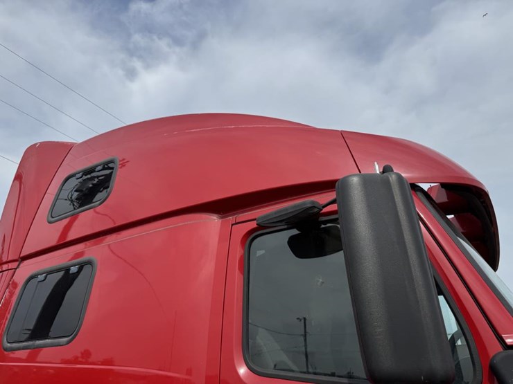 #1097-•-2006-volvo-ve-d12-sleeper-semi-tractor-image-23