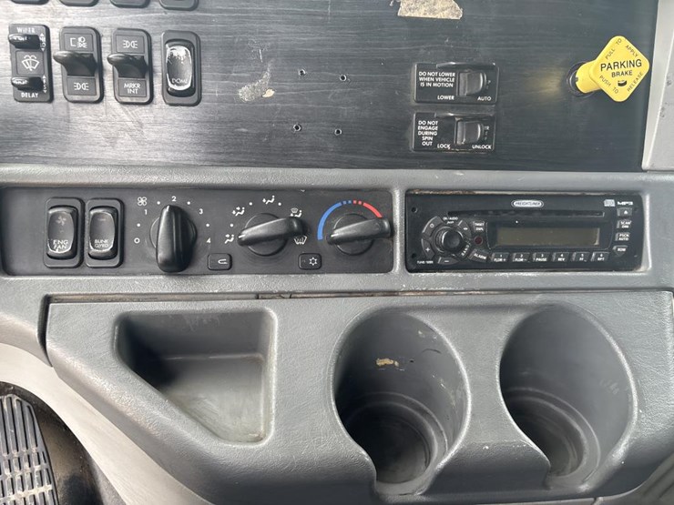 #1319-•-2005-freightliner-columbia-sleeper-cab-truck-tract-image-36