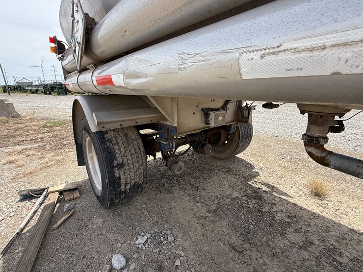 #9657-•-1996-weld-it-s/a-5400gal-fuel-trailer-1w9t23269tl010011-inv#:-9657-image-54