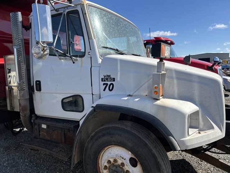 2004-freightliner-fl80-image-16