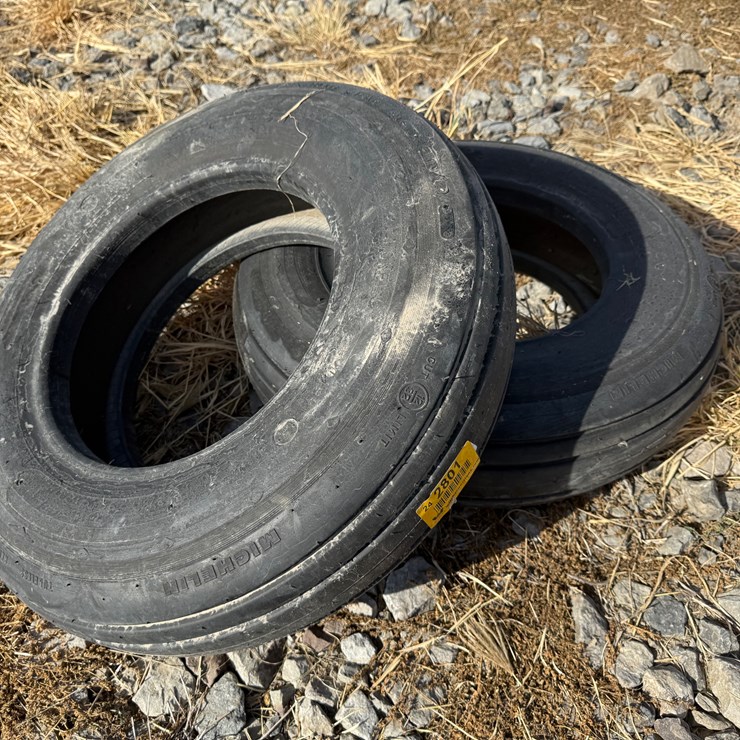 #2801 • Lot of (2) 28x7.7 Tires -INV#2801 Inv# 2801