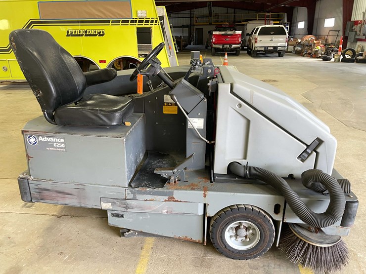 #13380-•-advanced-6250-floor-sweeper-image-6