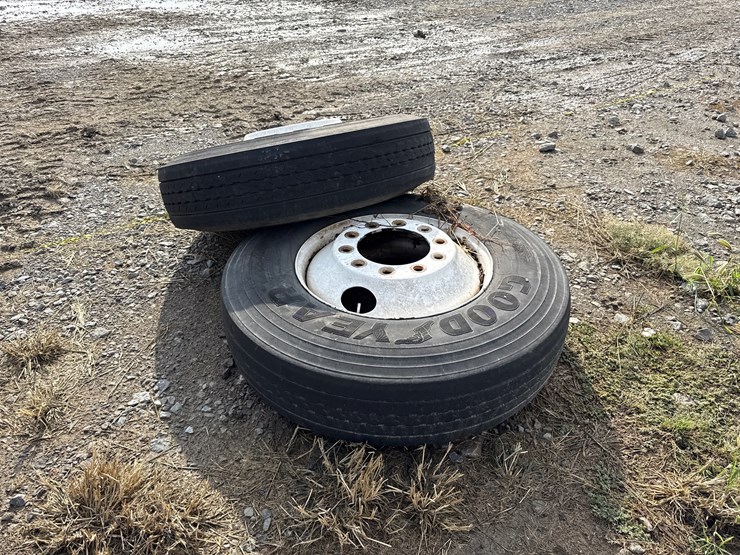 #5268-•-lot-of-(2)-11r22.5-tires-w/-10-hole-rims-image-4
