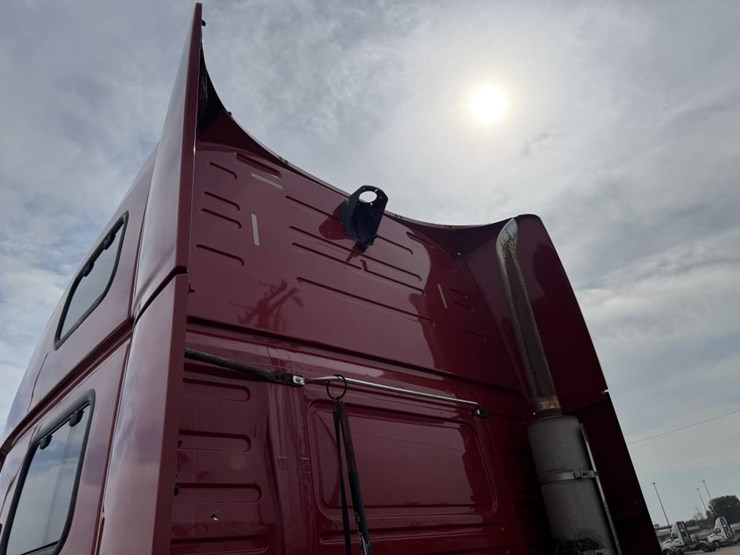 #1097-•-2006-volvo-ve-d12-sleeper-semi-tractor-image-18