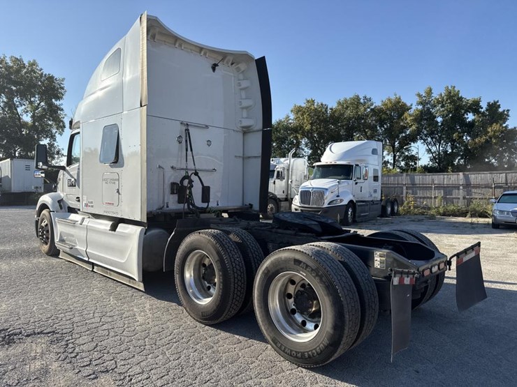 2022-peterbilt-579-image-3