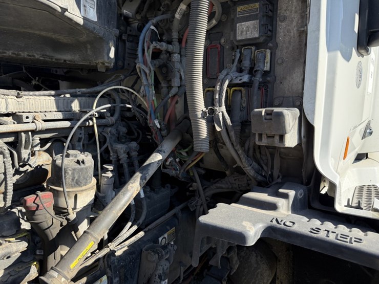 2020-peterbilt-579-image-13