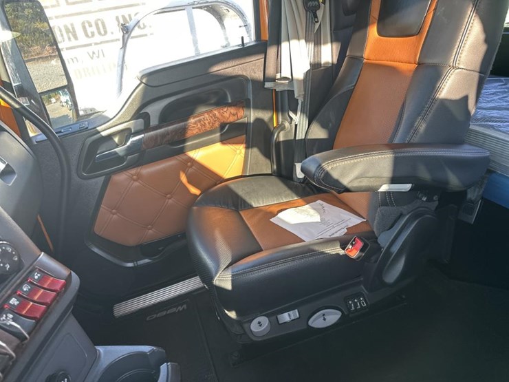 2023-kenworth-w990-image-33