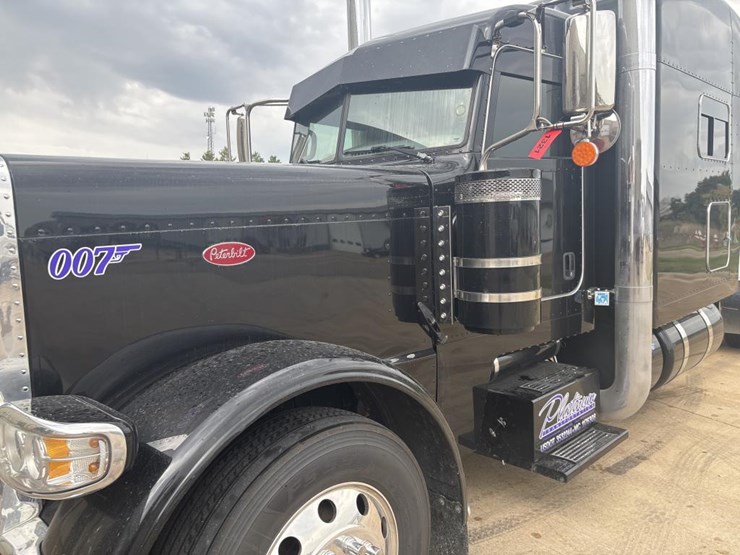 peterbilt-389-image-7